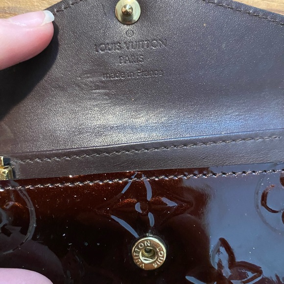 Authentic Louis Vuitton Classic monogram vernis leather 4 key holder Amarante - Picture 6 of 8